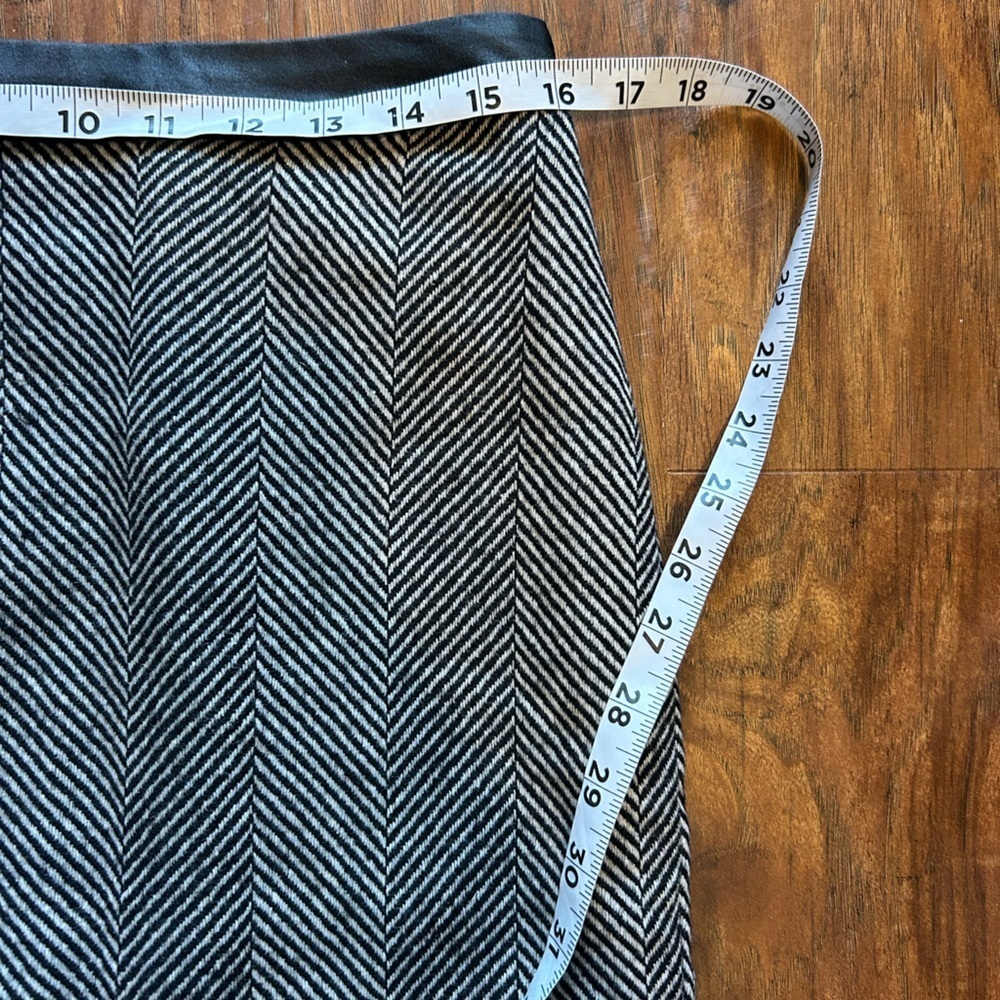 Pencil Skirt in Grey and Black Herringbone Print Prefect For Work - Picture 5 of 9